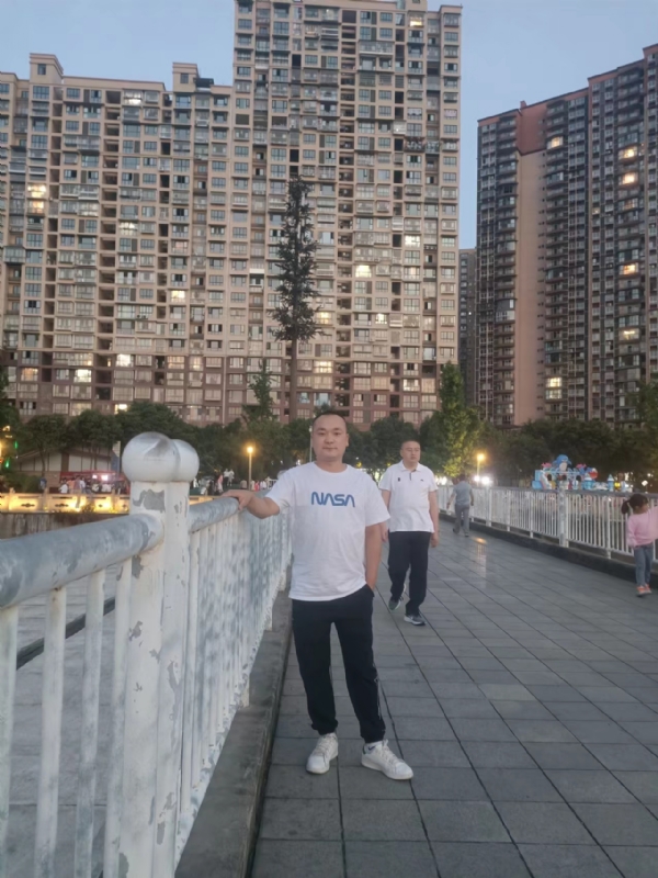 寂寞的男人的第一张照片--桂林相亲服务中心